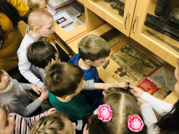 Дети смотрят экспонаты музея