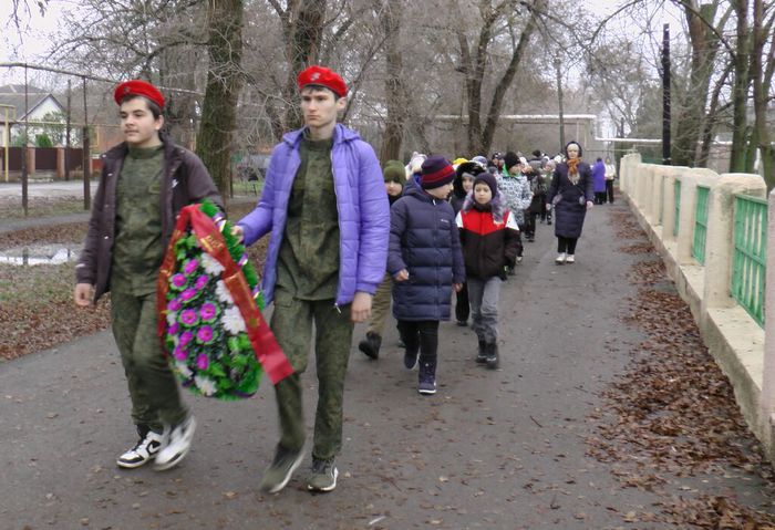 Ученики школы идут к мемориалу